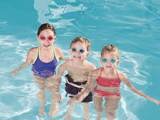 Drie zwemmende kinderen.