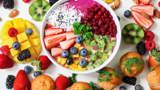 Schaal met fruit, cupcakes en groente.