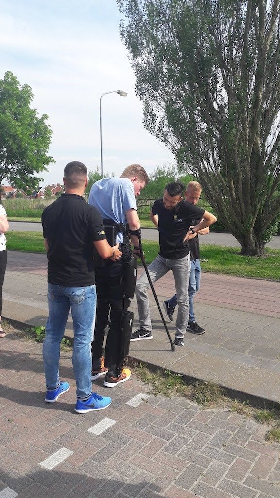 Exoskelet wandeling buiten.