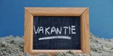 Bord met het woord 'vakantie'.