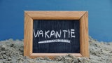 Bord met het woord 'vakantie'.