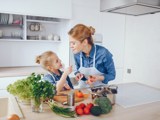 Vrouw en kind in keuken.