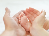 Handen met een babyvoetje.