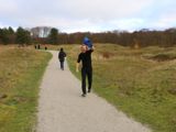Mensen lopen over een pad.